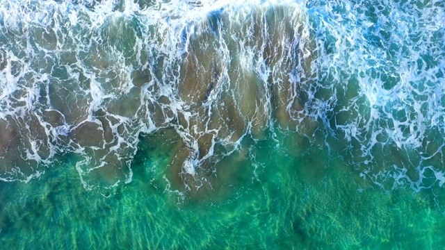 大海中的一个波浪视频素材