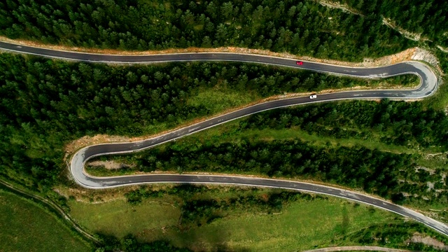 鸟瞰图的道路穿过比利牛斯山，加泰罗尼亚，西班牙。视频素材