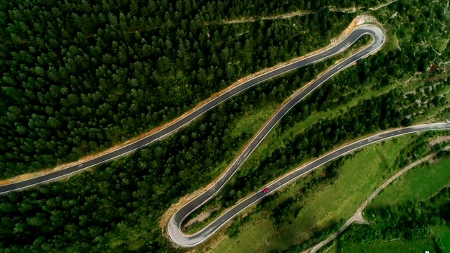 鸟瞰图的道路穿过比利牛斯山，加泰罗尼亚，西班牙。视频素材