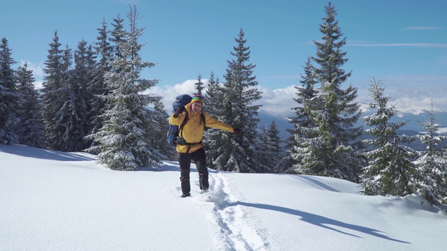 男子背包客旅游步行雪景视频素材