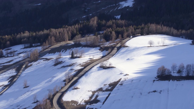 无人机拍摄的法国拉普拉涅被雪包围的道路视频素材