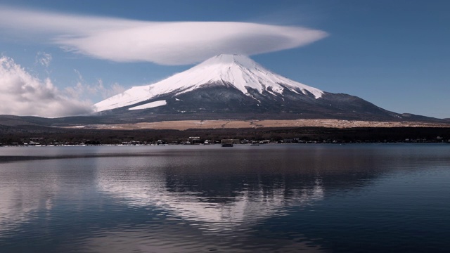 富士山上的透镜状云(延时/放大)视频素材