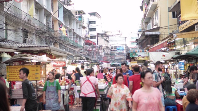 一群人走在泰国曼谷市的街头市场上。视频素材