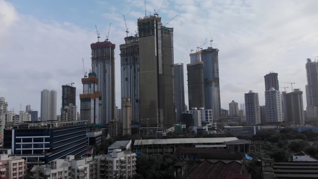 城市丛林，孟买的高楼，多云的arial视图视频素材