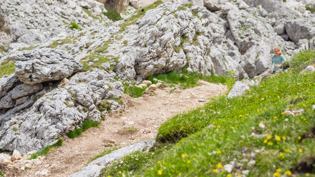 女运动员在山区越野跑步视频素材