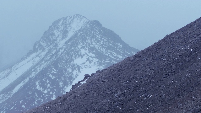 峰下雪视频素材