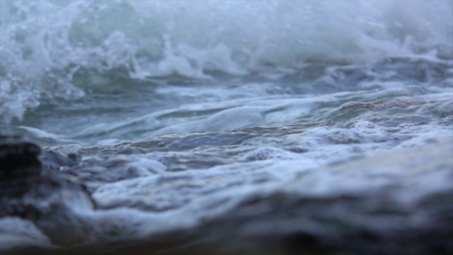 近距离海浪海滩超级慢动作视频素材