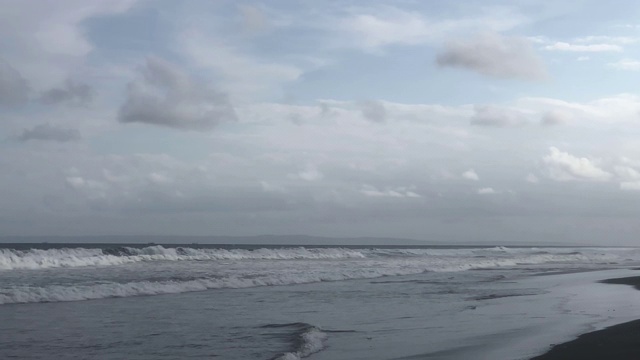 海洋/海岸上的黑砂火山海滩。视频素材