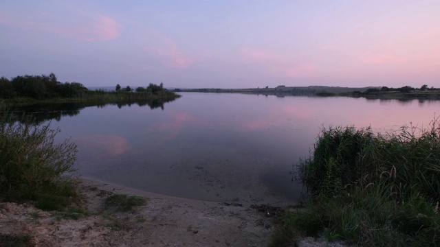 日落，夏季湖泊景观与海滩视频素材