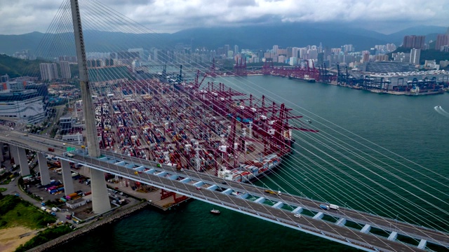 鸟瞰图超大型集装箱货运货船运输和离开中国香港海港。视频素材