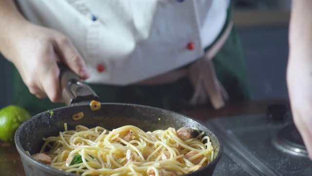 厨师在餐厅厨房的煎锅里扔意大利面。食品成分。烹饪美食。烹饪美食。准备吃的食物。美食烹饪。美味的晚餐。视频素材