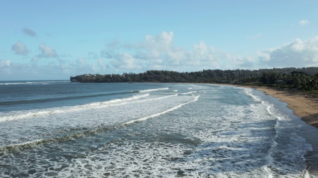 侧面的海浪和冲浪滚动到海滩和码头在夏威夷岛上考艾岛哈纳雷视频素材