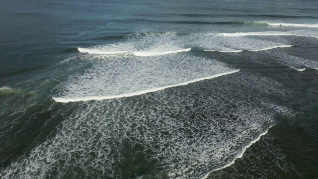 垂直向上向下的波浪和冲浪滚动到海滩在夏威夷的考艾岛哈纳雷视频素材