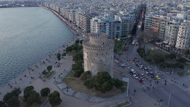 Thessaloniki和白塔(lefkos pyrgos)下午和黄昏的鸟瞰图视频素材