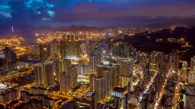 无人机夜间在香港九龙人口密集的地区，孟角区有许多住宅楼。视频素材