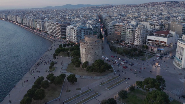 Thessaloniki和白塔(lefkos pyrgos)下午和黄昏的鸟瞰图视频素材