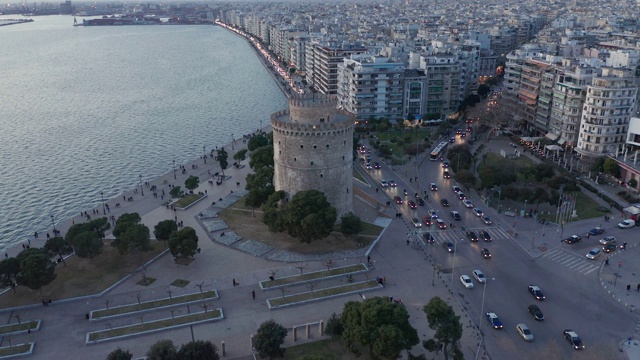 Thessaloniki和白塔(lefkos pyrgos)下午和黄昏的鸟瞰图视频素材