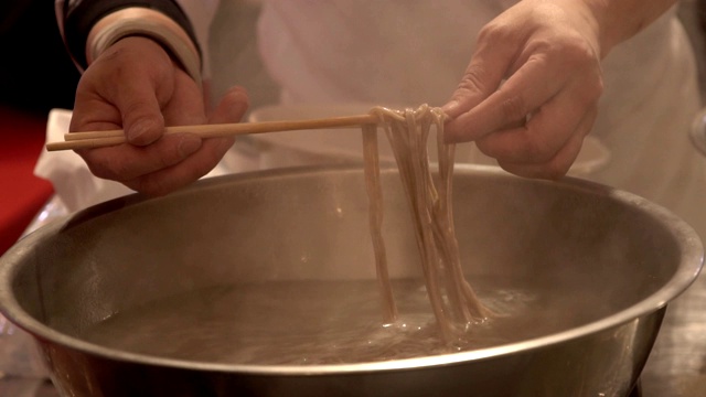 制作荞麦面条，特写视频素材