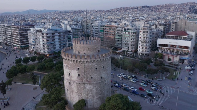 Thessaloniki和白塔(lefkos pyrgos)下午和黄昏的鸟瞰图视频素材