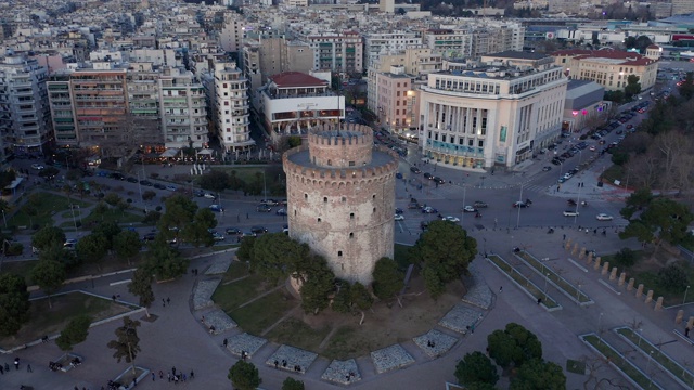 Thessaloniki和白塔(lefkos pyrgos)下午和黄昏的鸟瞰图视频素材