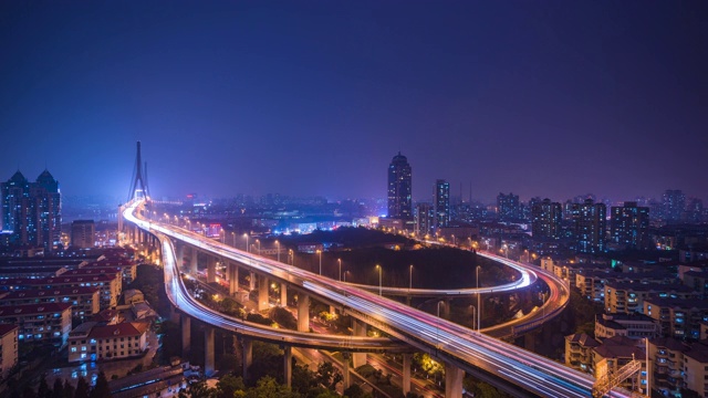 城市主干道高架道路的黄昏到夜晚过渡视频素材