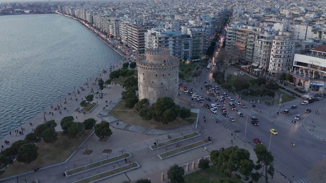 Thessaloniki和白塔(lefkos pyrgos)下午和黄昏的鸟瞰图视频素材