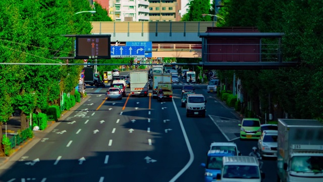 东京Oume大街上的一个微型城市街道的时间推移日间倾斜视频素材