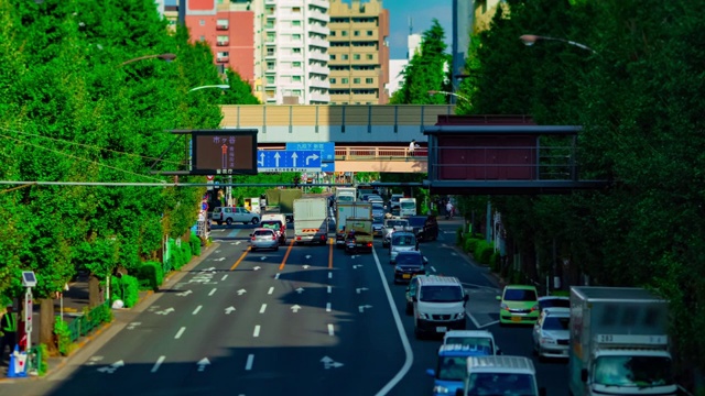 东京Oume大街上的一个微型城市街道的时间推移日间倾斜视频素材