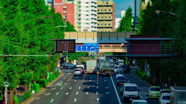 东京Oume大街上的一个微型城市街道的时间推移日间倾斜视频素材