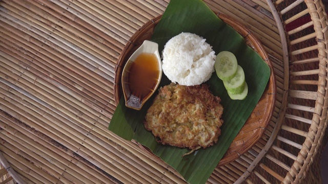 竹板上的炒饭视频素材