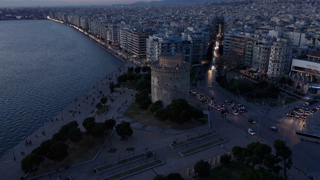 Thessaloniki和白塔(lefkos pyrgos)下午和黄昏的鸟瞰图视频素材