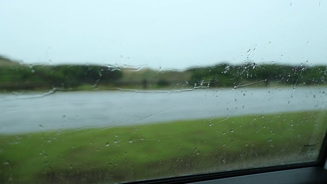 车窗雨滴在雨天落在路上惆怅视频素材