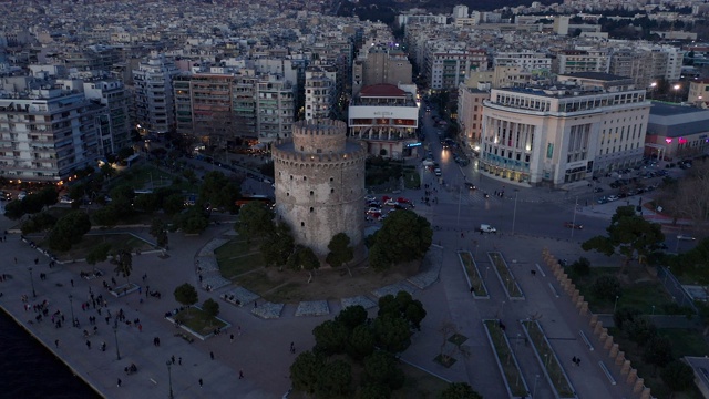 Thessaloniki和白塔(lefkos pyrgos)下午和黄昏的鸟瞰图视频素材