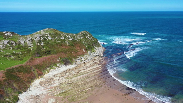 西班牙坎塔布里亚Cantabrian Sea, San Vicente de la Barquera, Cabo de Oyambre的鸟瞰图视频素材