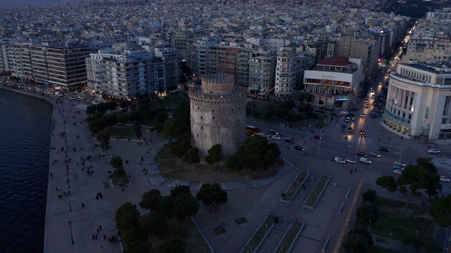 Thessaloniki和白塔(lefkos pyrgos)下午和黄昏的鸟瞰图视频素材