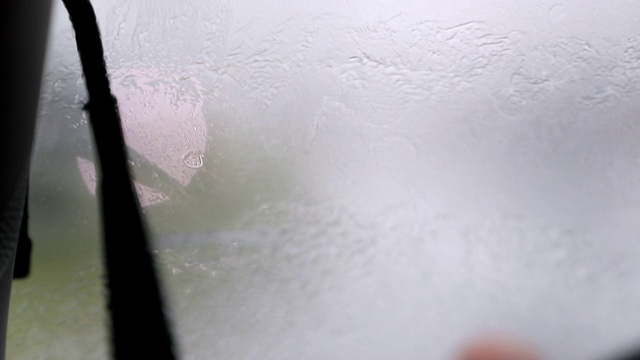 汽车挡风玻璃清除雨在困难的驾驶条件下的道路上视频素材