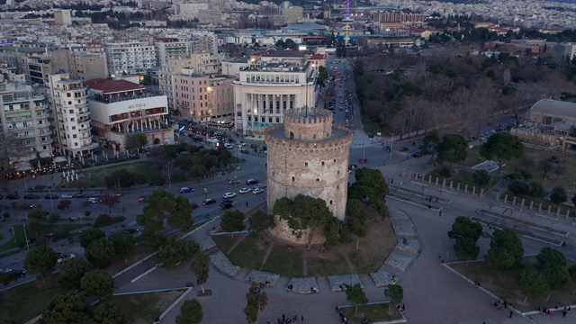 Thessaloniki和白塔(lefkos pyrgos)下午和黄昏的鸟瞰图视频素材