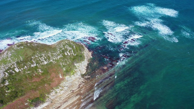 西班牙坎塔布里亚Cantabrian Sea, San Vicente de la Barquera, Cabo de Oyambre的鸟瞰图视频素材