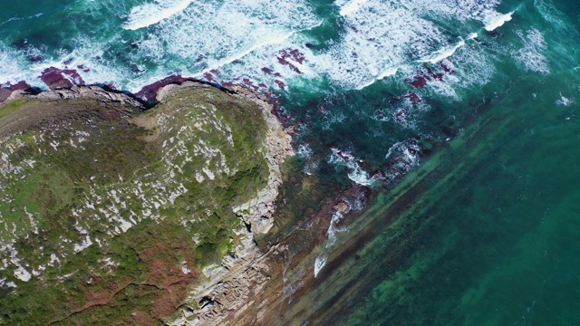 西班牙坎塔布里亚Cantabrian Sea, San Vicente de la Barquera, Cabo de Oyambre的鸟瞰图视频素材