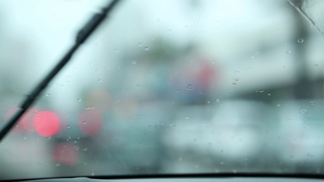 下雨时汽车挡风玻璃刮水器在运动视频素材