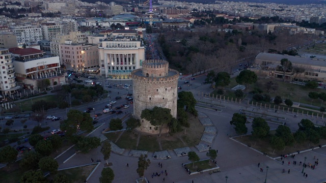 Thessaloniki和白塔(lefkos pyrgos)下午和黄昏的鸟瞰图视频素材