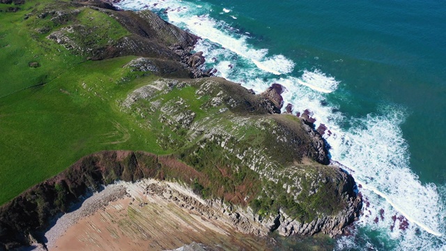 西班牙坎塔布里亚Cantabrian Sea, San Vicente de la Barquera, Cabo de Oyambre的鸟瞰图视频素材