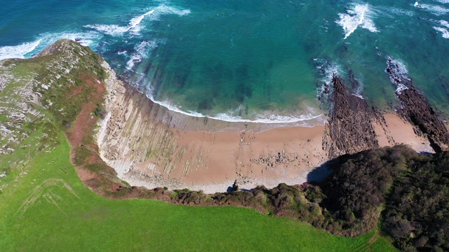 西班牙坎塔布里亚Cantabrian Sea, San Vicente de la Barquera, Cabo de Oyambre的鸟瞰图视频素材