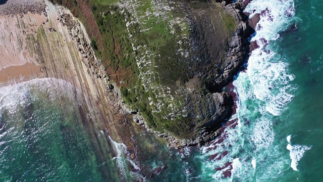 西班牙坎塔布里亚Cantabrian Sea, San Vicente de la Barquera, Cabo de Oyambre的鸟瞰图视频素材