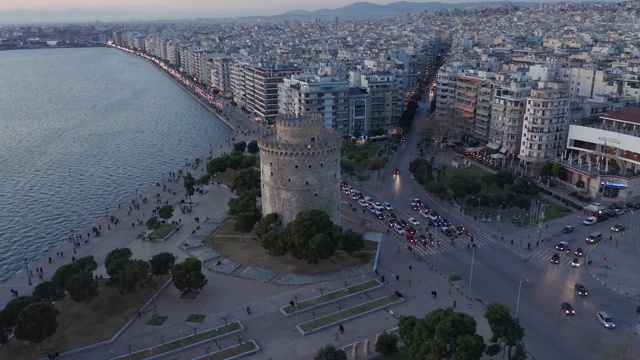 Thessaloniki和白塔(lefkos pyrgos)下午和黄昏的鸟瞰图视频素材