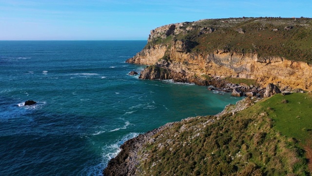 富恩特斯海滩鸟瞰图，公园自然Oyambre，圣维森特de la Barquera市，坎塔布里亚海，坎塔布里亚，西班牙，欧洲视频素材