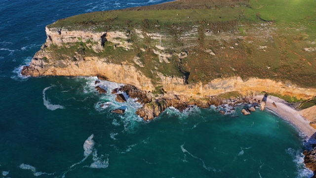 富恩特斯海滩鸟瞰图，公园自然Oyambre，圣维森特de la Barquera市，坎塔布里亚海，坎塔布里亚，西班牙，欧洲视频素材