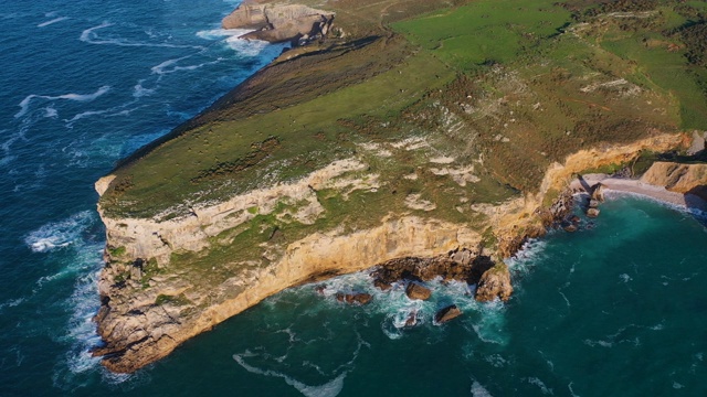 富恩特斯海滩鸟瞰图，公园自然Oyambre，圣维森特de la Barquera市，坎塔布里亚海，坎塔布里亚，西班牙，欧洲视频素材