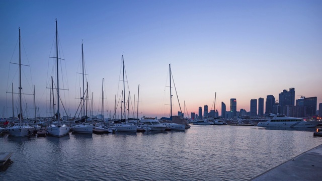 海滨城市码头与船和天际线的海滨景观视频素材