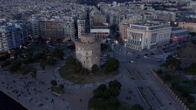 Thessaloniki和白塔(lefkos pyrgos)下午和黄昏的鸟瞰图视频素材